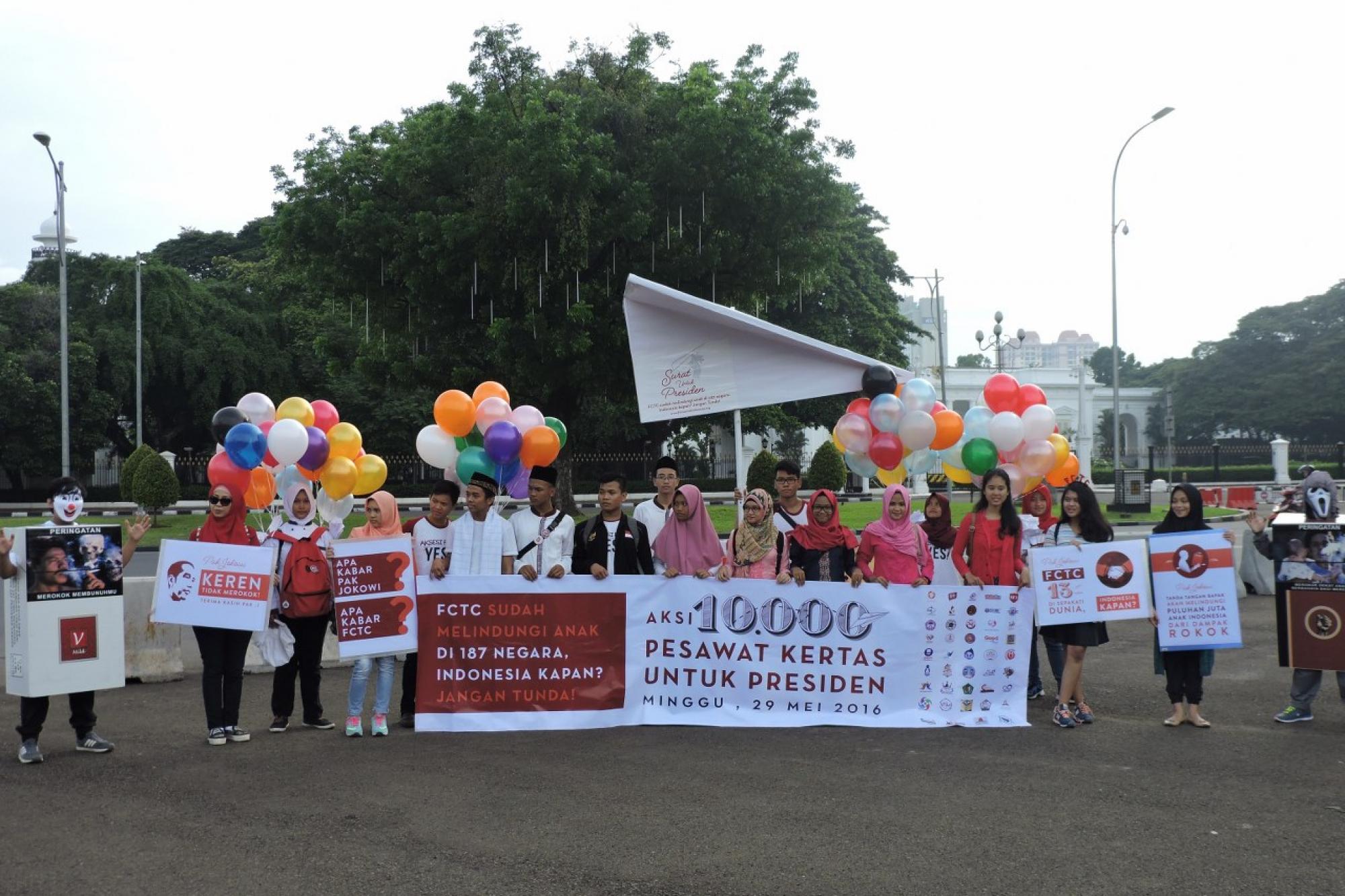 Aksi 10.000 Pesawat Kertas untuk Presiden