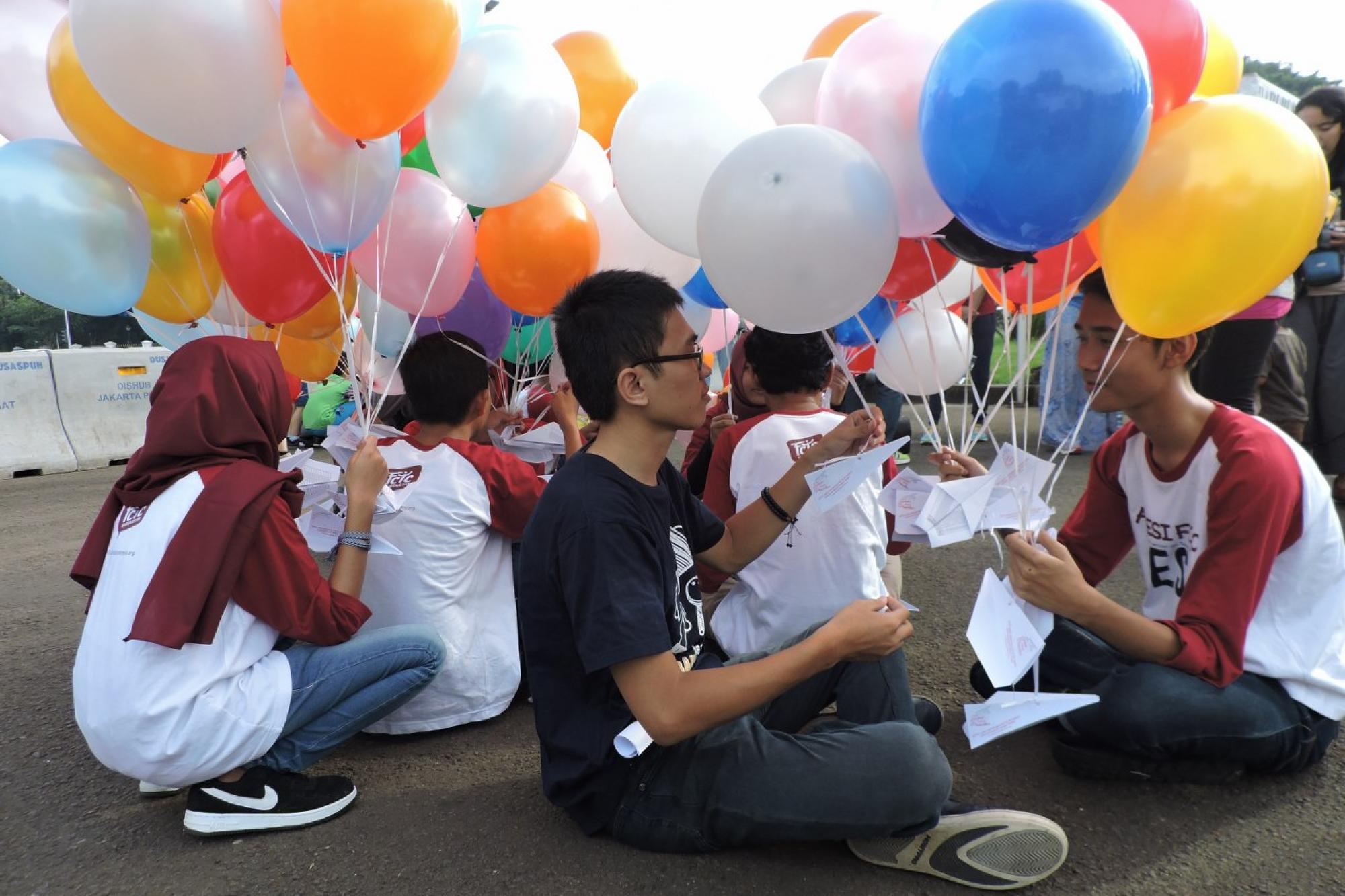 Aksi 10.000 Pesawat Kertas untuk Presiden