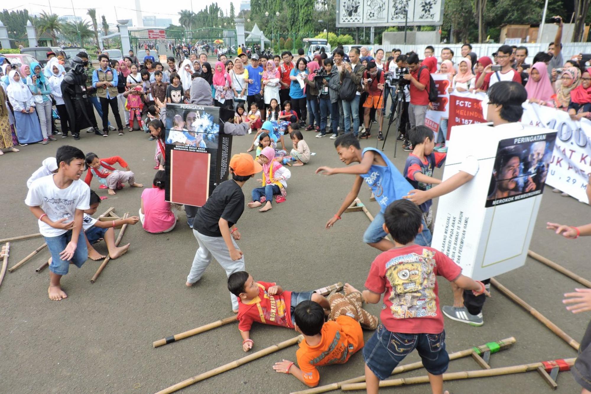 Aksi 10.000 Pesawat Kertas untuk Presiden