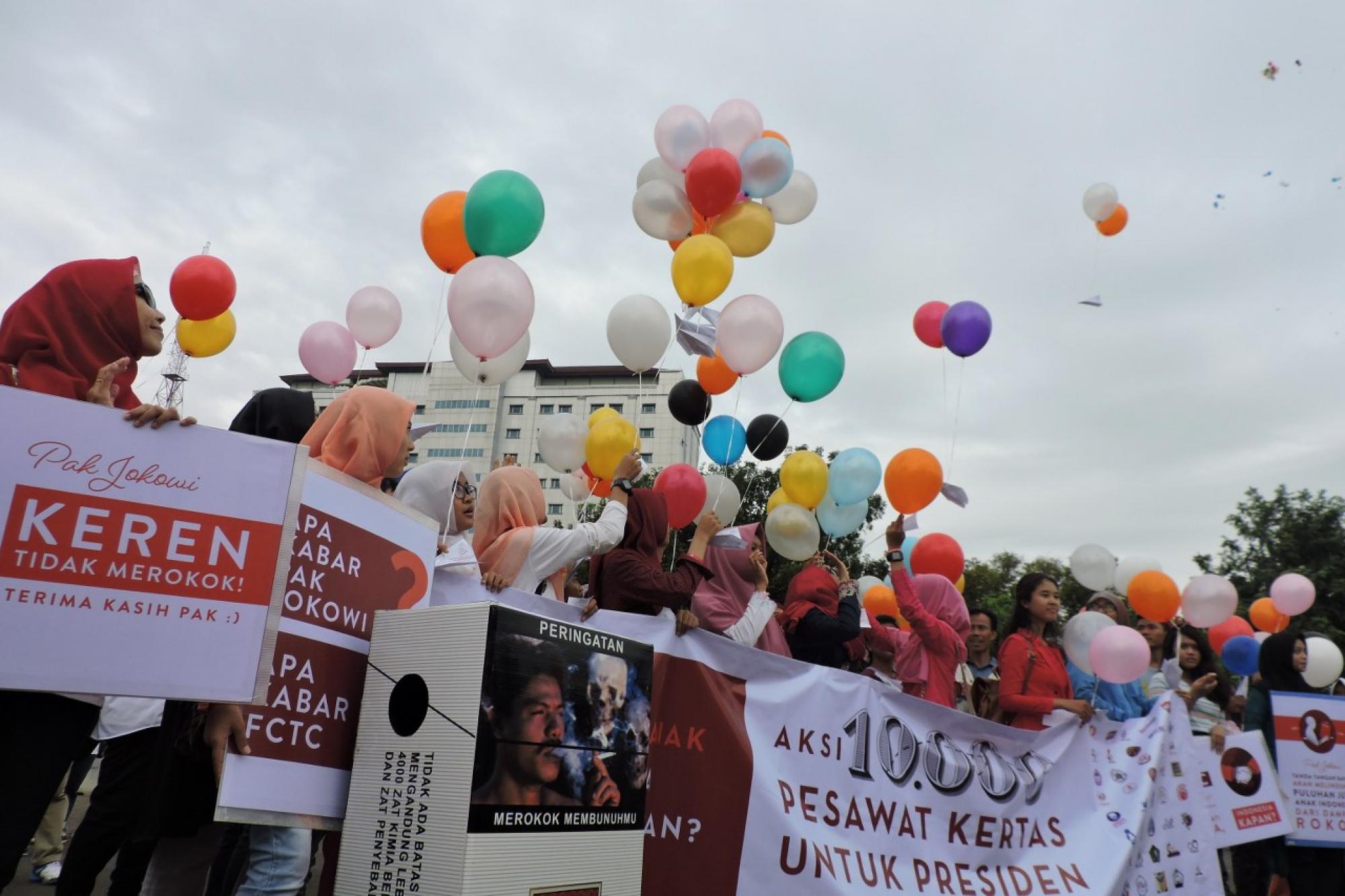 Aksi 10.000 Pesawat Kertas untuk Presiden