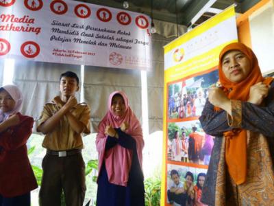 Lindungi Anak Sekolah dari Reklame Rokok