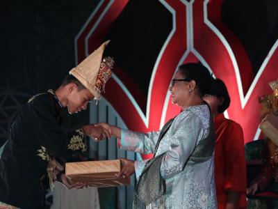 Menteri PPPA Berikan Anugrah Kabupaten/Kota Menuju Layak Anak (KLA) 2017