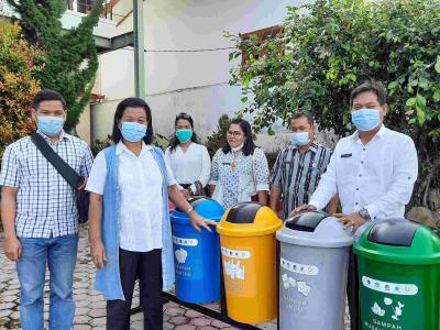 Distribusi Tempat Sampah Terpilah Di Kabupaten Toba