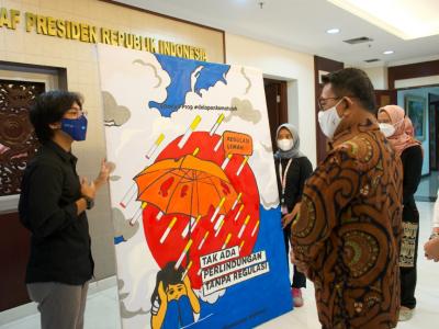SIARAN PERS: Serahkan Mural kepada Moeldoko, KOMPAK titipkan Pesan agar Presiden Segera Mengesahkan Revisi PP 109/2012